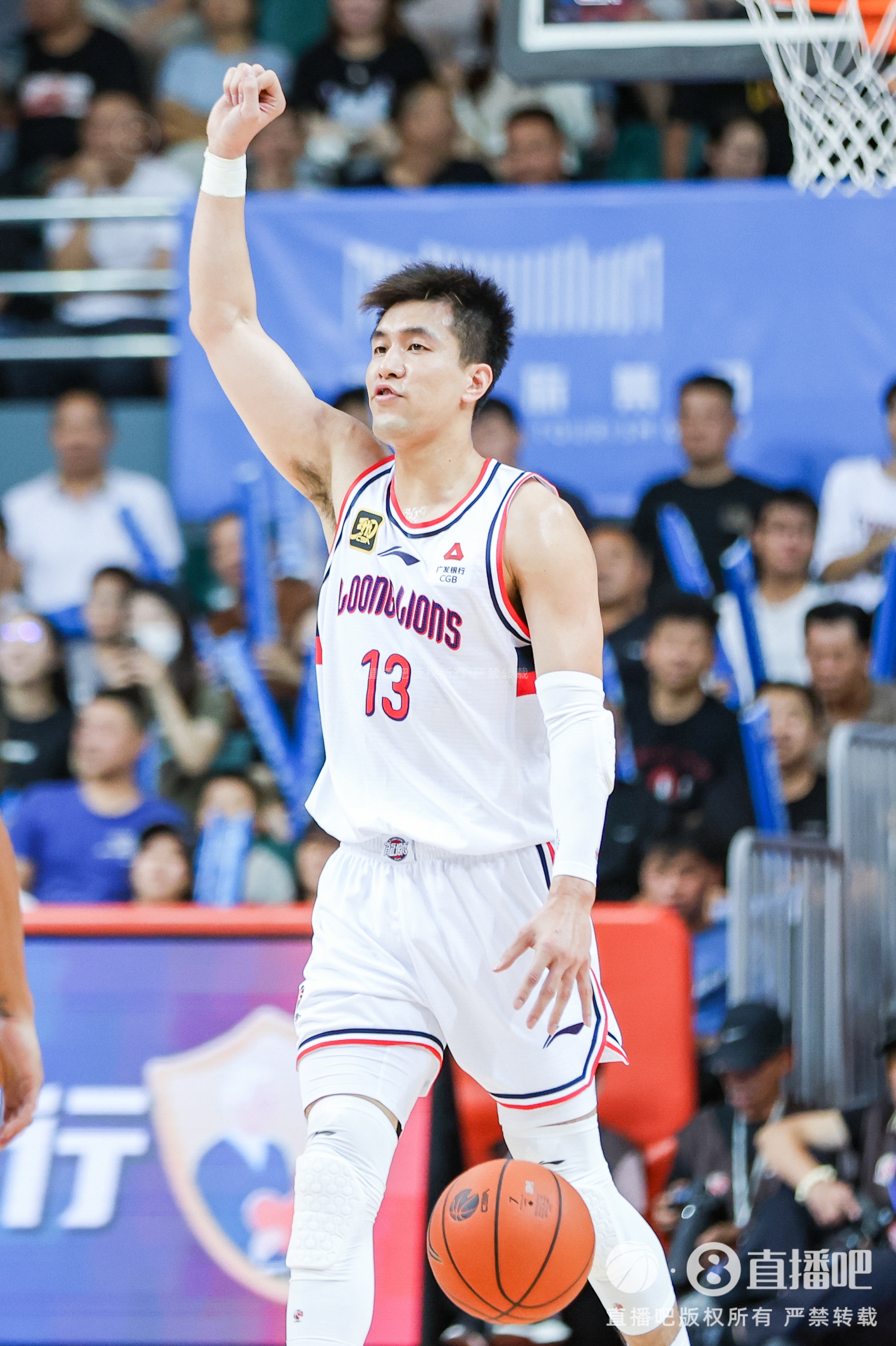 问鼎APP-19分3板2助！郭艾伦：自己很开心 今天没有受伤 能够继续打比赛