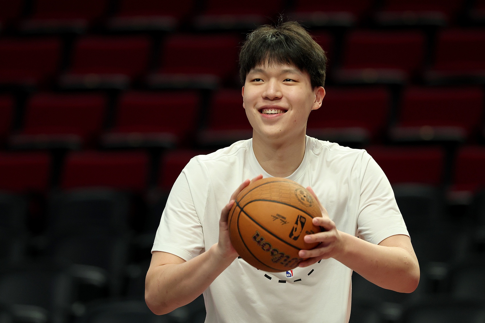 问鼎娱乐下载-入选NBA全明星新秀赛！工作室：恭喜杨瀚森 篮球旅程再添璀璨坐标